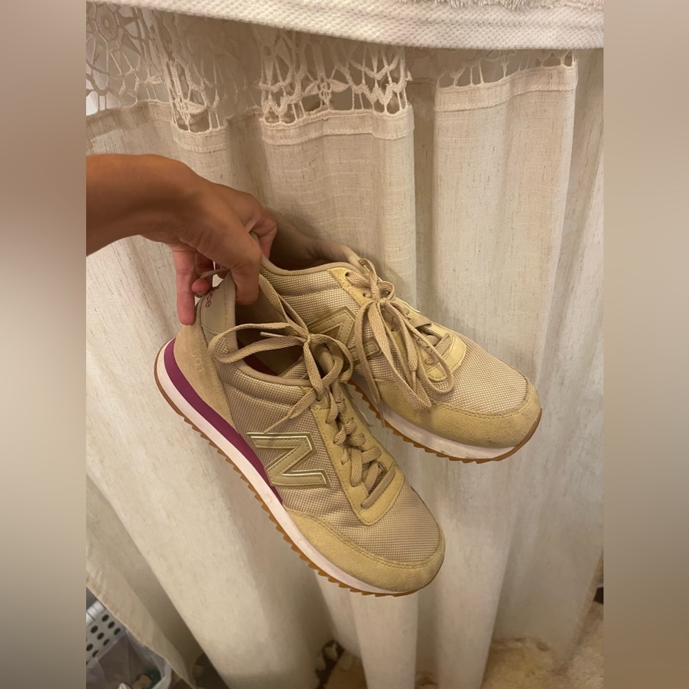 Beige New balance shoes